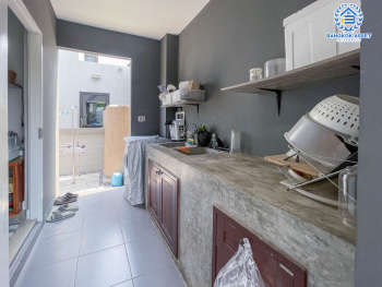 *****บ้านแฝดมือสอง โครงการ เวนิว ติวานนท์-รังสิต หลังมุม เนื้อที่ 43.5 ตร.ว. บ้านสวยตกแต่งพร้อมอยู่ ฟังก์ชัน 3 ห้องนอน 3 ห้องน้ำ จอดรถได้ 2 คัน ภายในบ้านสภาพดีมาก บิ้วท์อินครัวเคาน์เตอร์พร้อมใช้งาน ทำเลดี ใกล้รถไฟฟ้าสายสีแดง "สถานีรังสิต" ทางด่วน "ศรีสมาน" และ "ศรีรัช"